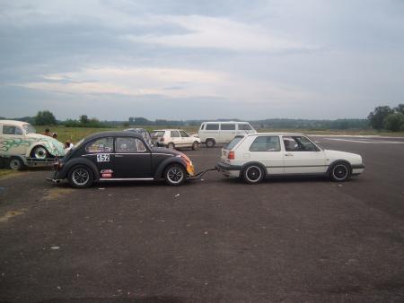 2 voitures devant une super5